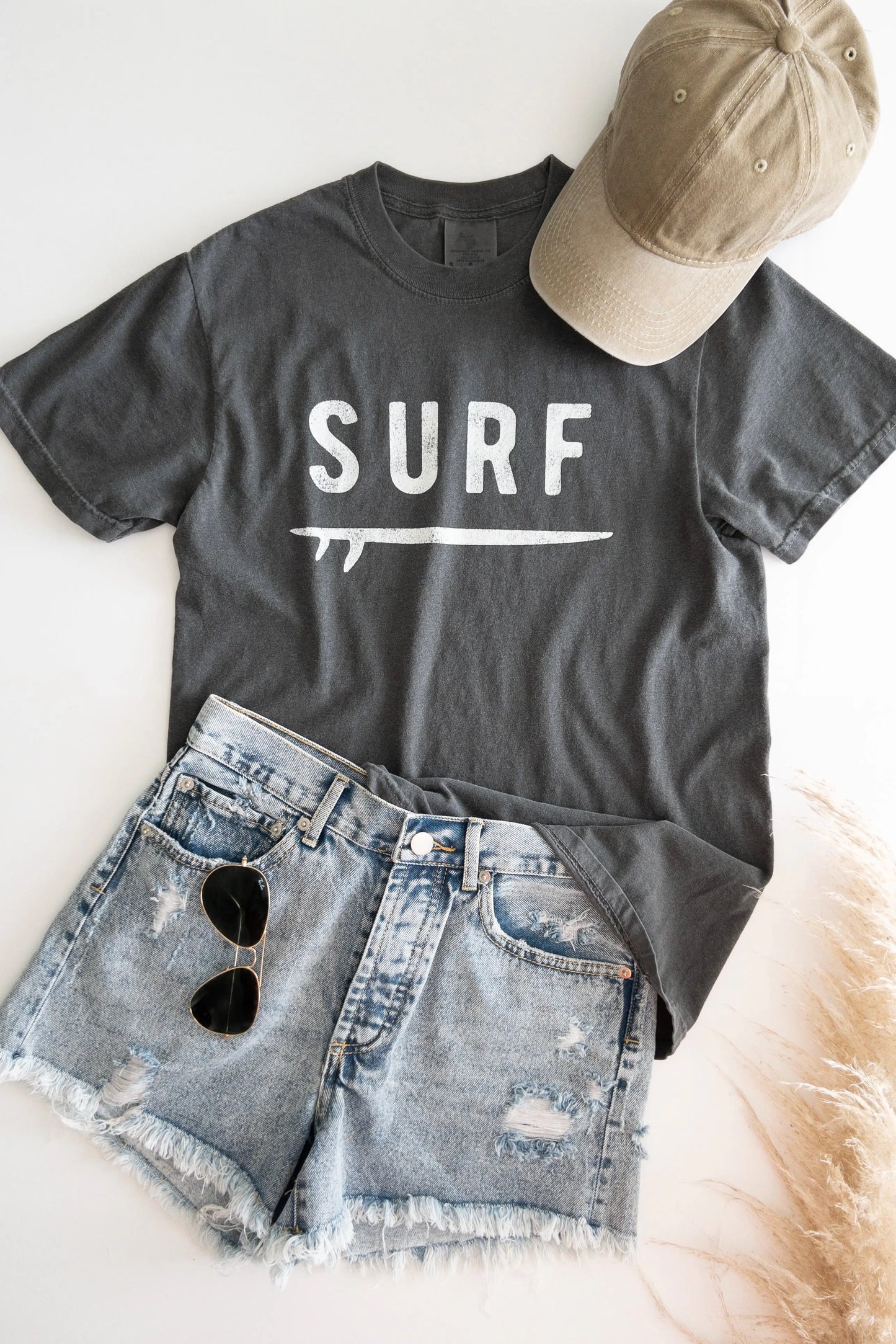 The Tiny Details SURF Vintage Graphic T-Shirt