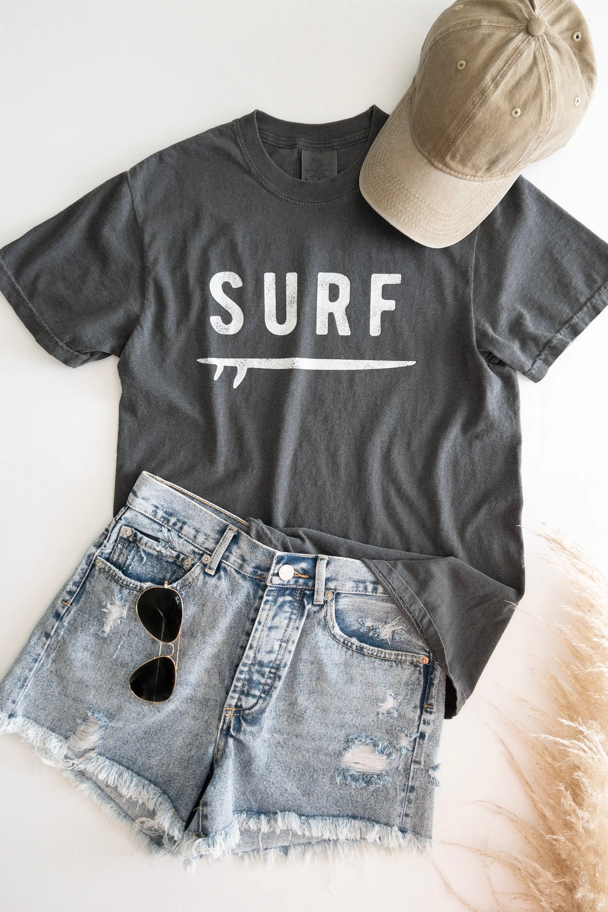 The Tiny Details SURF Vintage Graphic T-Shirt